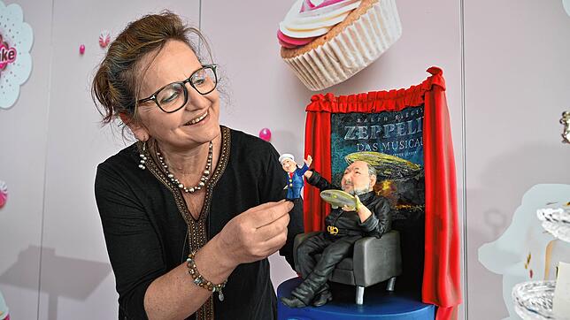 Nicola Keysselitz von Key for Cakes mit ihrer Kreation.
