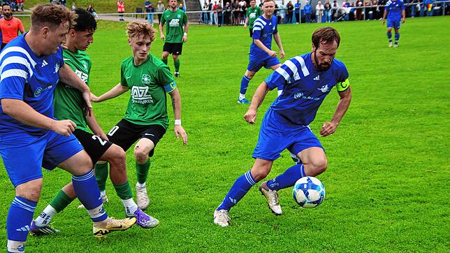 Marius Marte (rechts) gewinnt den „Vierkampf“ und zieht mit dem Ball davon. Sein Mitspieler Kevin Figl (links)und die beiden Kappeler ...
