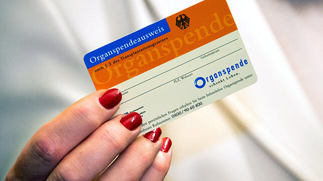 Jeder hat das Selbstbestimmungsrecht über seinen Körper und kann mit dem Organspenderausweis für Klarheit sorgen, ob und welche Organe ...