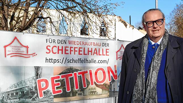 Die Forderung von Peter Adrian Gäng, Vorsitzender des Fördervereins Freunde der Scheffelhalle, wird auch am Banner, dass am Zaun der ...