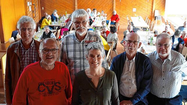 Franz Rimmele, Vorsitzender Bodenseegau (links), sowie der neugewählte Vorstand des Schwäbischen Albvereins, Ortsgruppe Markdorf (von ...