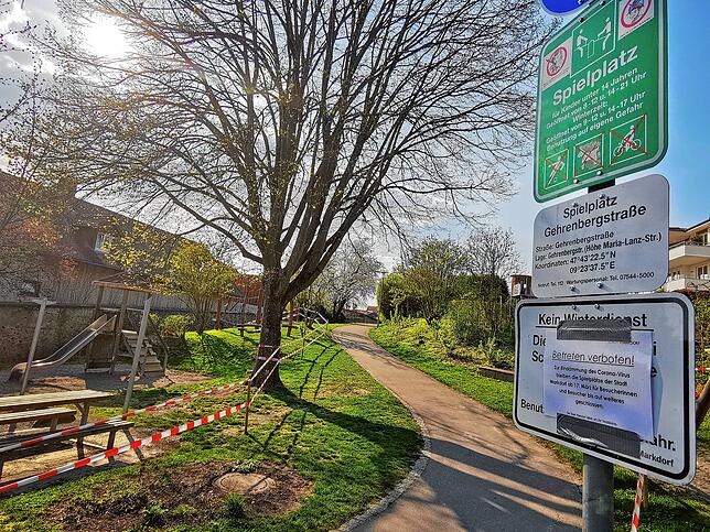 Spielplätze wie dieser an der Markdorfer Gehrenbergstaße dürfen nicht benutzt werden. Für die jüngsten Einwohner in Markdorf ist das ...