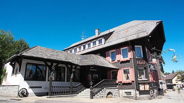 Als schönes und markantes Gebäude wurde beim Ortstermin in Schönwald das Gasthaus Falken gerühmt. Leider sei es derzeit nicht in Betrieb.