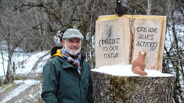 Künstler Christian Pflanzl neben seinem Buch der Natur.