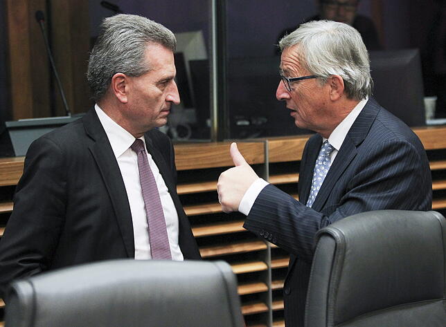Der scheidende EU-Kommissionspräsident Jean-Claude Juncker (r) unterhält sich mit Günther Oettinger.