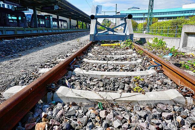 Hier könnte er stehen, der Maybach-Museumszug &ndash; mit eigenem Bahnsteig. Gleis 3 am Hafenbahnhof in Friedrichshafen braucht die Bahn ...