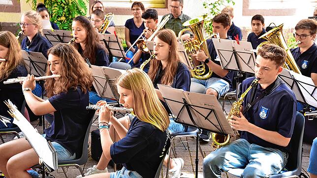 Die Jugendkapelle der Stadtmusik Schwenningen spielt im Hof der St. Ursula-Schulen.