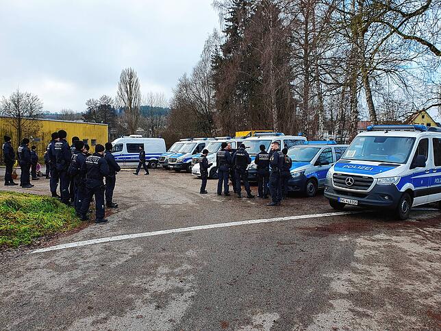Auch an der Mühlenstraße bei der Firma Hess sind die Beamten im Einsatz.
