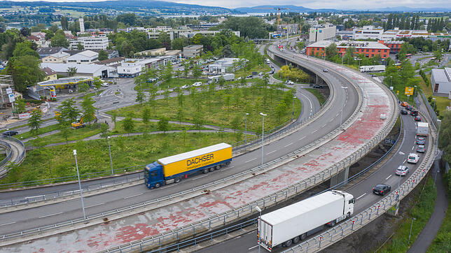 (Archivbild) Bereits im Sommer 2020 wurde die Schänzlebrücke in Richtung Singen saniert. Nun folgen Baumaßnahmen auf den Spuren in ...