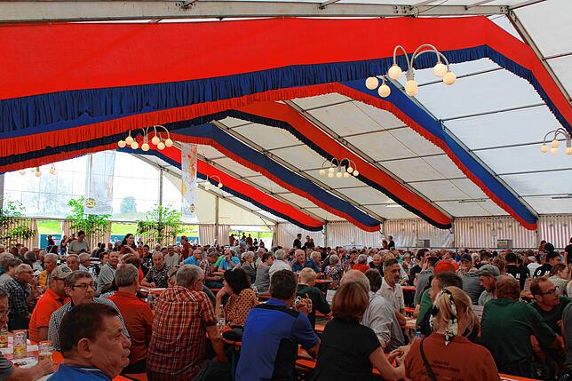 Die Gäste genießen die entspannte Atmosphäre im großen Festzelt. Die Erleichterung, dass man sich wieder ohne Einschränkungen treffen ...