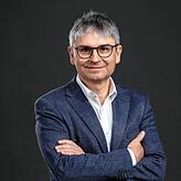 Frank Bonath formuliert für die FDP einen Antrag: Die geplante Solaranlage soll mit Solarthermie gekoppelt werden.