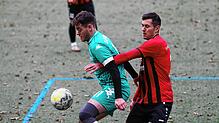 Elias Hepfer (SG DJK Konstanz/BC KN-Egg, links) versucht hier den Ball gegen Adrian Schaal abzudecken.