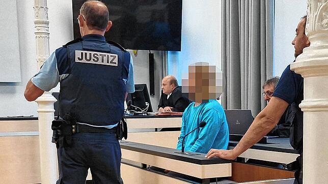 Zweiter Prozesstag am Landgericht Ravensburg: Der 36-Jährige auf der Anklagebank. Hinter ihm sein Verteidiger Uwe Rung.