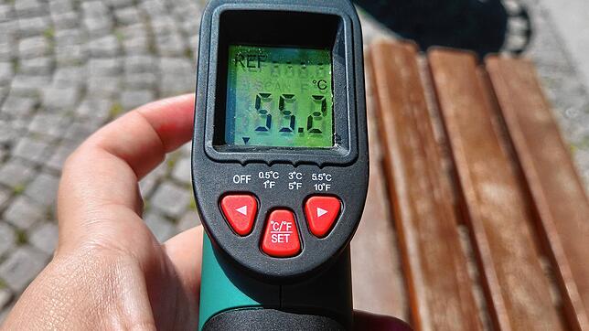 Auf einer Parkbank an der Seestraße zeigt das Thermometer 55,2 Grad an.