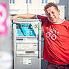 Claudius Eisermann an einem Parkscheinautomat auf dem Stephansplatz. Geht es nach im, verschwinden die Autos aus der Konstanzer Innenstadt.
