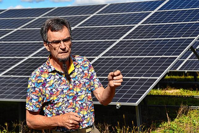 Die Biologe Ralf Schneider zeigt am Solarpark eine der vielen Libellenarten. Auch unterschiedlich Schmetterlinge und andere Insekten ...