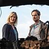 Die Dortmunder Tatort-Ermittler Martina Bönisch (Anna Schudt) und Peter Faber (Jörg Hartmann) vor dem ausgebrannten Auto ihrer Kollegin: ...