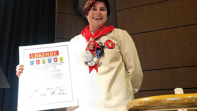 Christiane Maier hält stolz ihre Urkunde in der Hand.