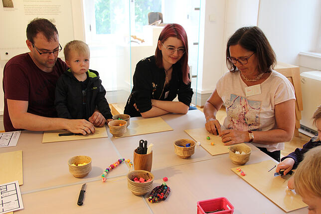 Im Hegau-Museum können alte Ketten mit Fimo nach gebastelt werden. Im Bild (von links) Andreas und Erik Reichelt, Viviane Kalb und Silke ...