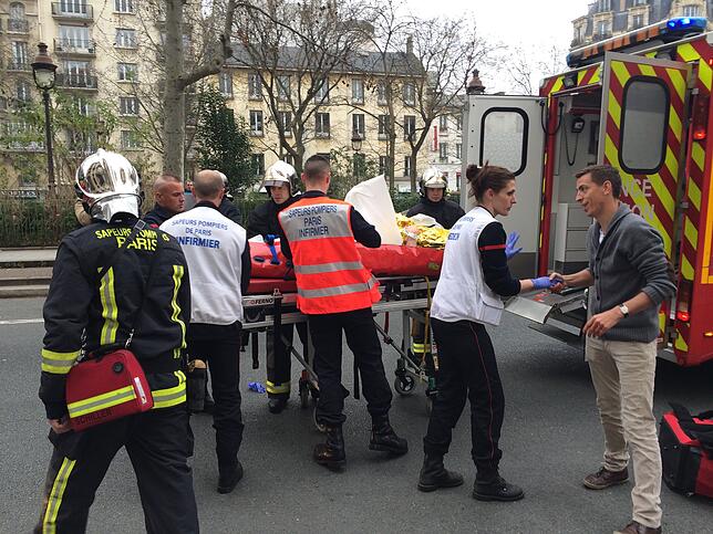 Ein Verletzter wird von Einsatzkräften der Feuerwehr abtransportiert.