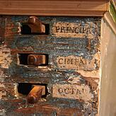 Kerniges Detail: Mit diesen Holzschiebern wurden die Register eingeschaltet.