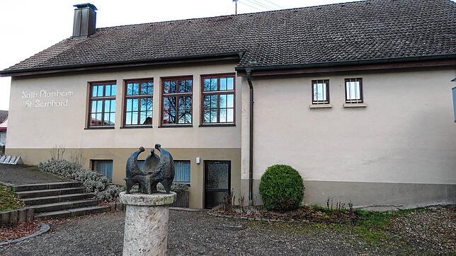 Die Bronzeplastik &bdquo;Kommunikation&ldquo; des Künstlers Fromm beim katholischen Pfarrheim St. Bernhard passt zur Nutzung. Allerdings ...