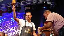 Das Bergfest ist eröffnet. Ortsvorsteher Volker Gut erledigt seinen Job auf einen Schlag. Brauereivertreter Artur Welte (rechts) hat ...