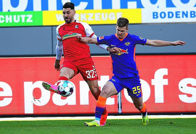 Vincenzo Grifo und Leipzigs Mittelfeldspieler Dani Olmo (r)