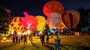 Das Ballonglühen an der Nachsorgeklinik in VS-Tannheim sorgt für ein schönes, nächstliches Farbenspiel.