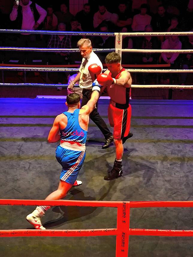 Giuliano Raso vom Boxclub Radolfzell (links, blau) boxt gegen Ahmadi Rahmuddin aus Weil am Rhein (rechts, rot)