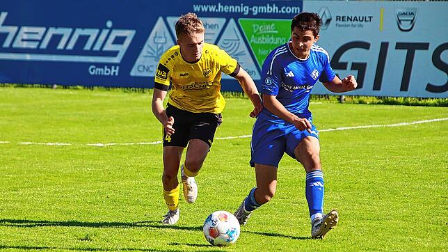 Yannik Reichle (links) vom SV Denkingen im Laufduell mit Ricardo da Silva Marques vom FC Neustadt