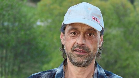 Nicht nur Holz, sondern auch Blech musste Peter Demattio für seine Fledermausgaube verarbeiten. In der Hand hält der Zimmerergeselle ...