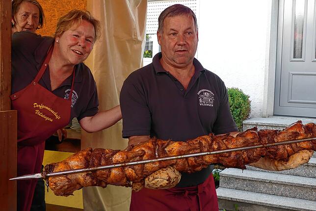 Die Dorfgemeinschaft Vilsingen macht die weltbesten Hähnchen im Buchenholzgrill (von links): Christine Stroppel, Sabine Hipp und Guido ...