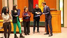 Landrat Zeno Danner verlieh am Dienstag, 21. Oktober, vier Menschen aus dem Landkreis Konstanz feierlich ihre Einbürgerungsurkunden.