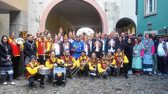 Wer viele Freunde hat, lädt sich an &bdquo;hohen Feiertagen&ldquo; gerne Gäste und Musik ein: Der Elferrat der Stadt Laufenburg mit den ...