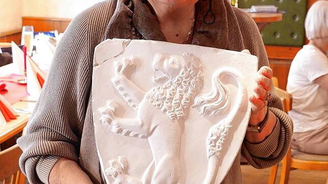 Inge Hemberger zeigt einen Abguss des Habsburger Wappens. Bilder: Michael Gottsein