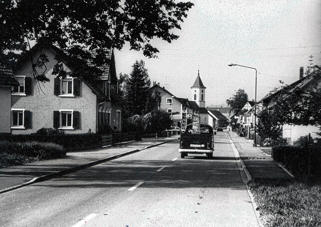 Die im Jahre 1989 neu gestaltet heutige Ortsdurchfahrt.