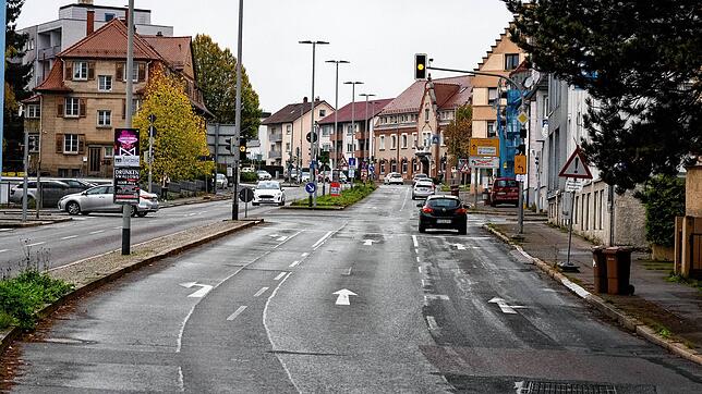 Kein Aushängeschild: Die Villinger Straße hat wenig Charme. Doch das ist nicht das größte Problem der Straße, denn der Kanal ist schon ...