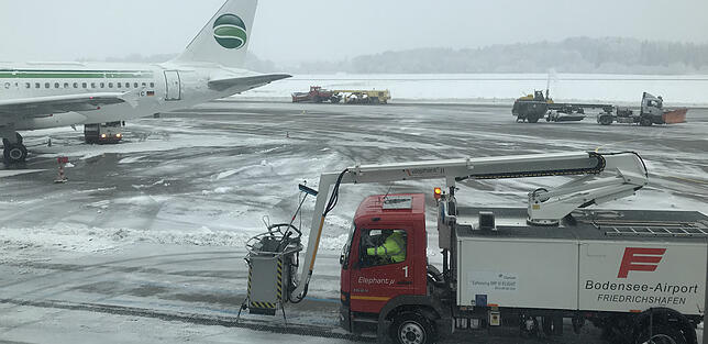 Auch die Flugzeuge mussten am Flughafen enteist werden.
