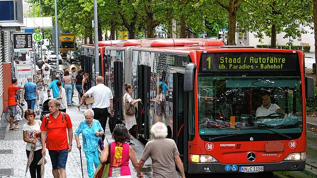 Der Rote Arnold der Stadtwerke &ndash; hier ein Archivbild von 2018 &ndash; an der Haltestelle Bürgerbüro. Hier werden vorerst die ...