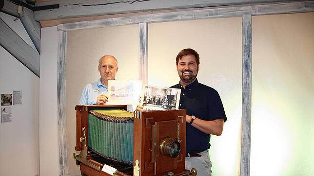 Michael Fritz von Papier-Fritz und Julian Windmöller, Leiter des Stadmuseums und Stadtarchivs, präsentieren den historischen ...
