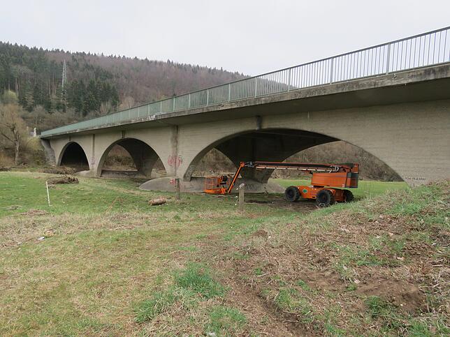 Von außen hui, innen pfui: Dass die Brücke so desolat ist, sieht man ihr von außen nicht an. Die Brücke überspannt die Donau und das ...