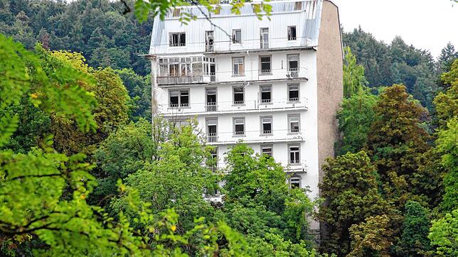 Blick auf das Rheinschloss von der gegenüberliegenden Rheinseite: Das Gebäude steht seit über 20 Jahren leer und ist dringend ...