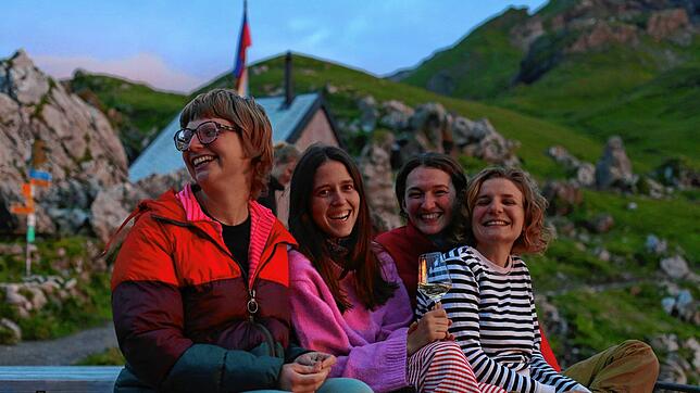 Das Team der Pfälzerhütte – Kim Bechinger, Stefanie Ritter, Arlene Schierscher und Sophia Sandkühler (von links) – genießt trotz den ...