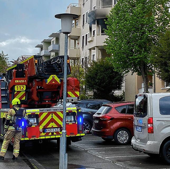 Bild 1: Das war knapp: Feuerwehr evakuiert Mehrfamilienhaus wegen Balkonbrand