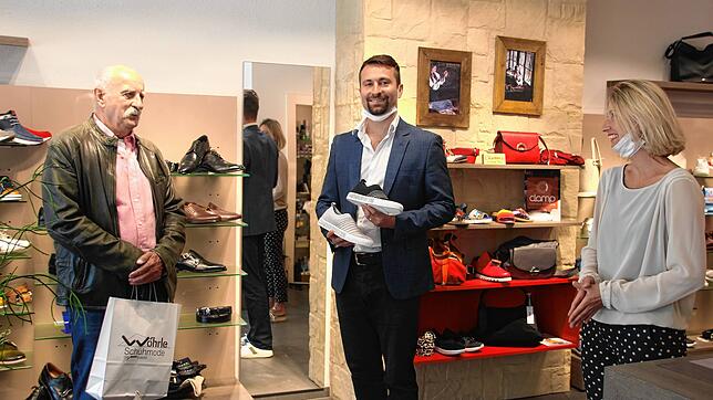 Sie freuen sich, dass das Singener Schuhhaus Franco Bonoldi wieder wie andere kleinere Geschäfte öffnet: (von links) Kunde Manfred Marx, ...