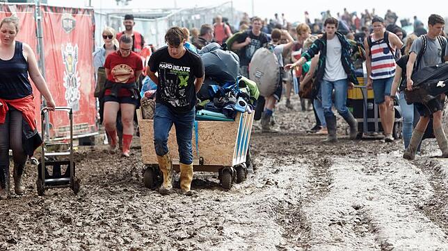 Ein Festival versinkt im Schlamm: Die Besucher verlassen das Gelände von "Rock am Ring" in Mendig in Rheinland-Pfalz.