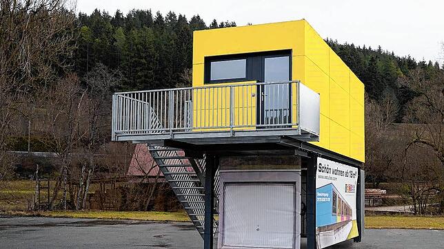 Außen ungewöhnlich, innen mit Wohnqualität. So präsentiert sich das Musterhaus der Firma Xscubes in der Fischbacher Straße in ...