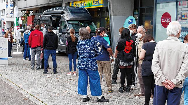 Zahlreiche Bürger standen für eine Impfung an.