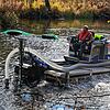 Mit dem Amphibienfahrzeug gleitet Willi Schulte im November 2021 über die Wasseroberfläche im Vorlaufbecken des Klosterweihers. Jetzt ...